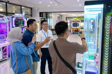 Malaysia buyers testing a claw machine